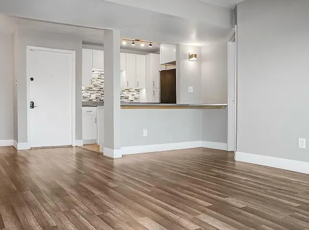 3 bed, 2.0 bath, 1274 sqft, $2,100 — Photo 2