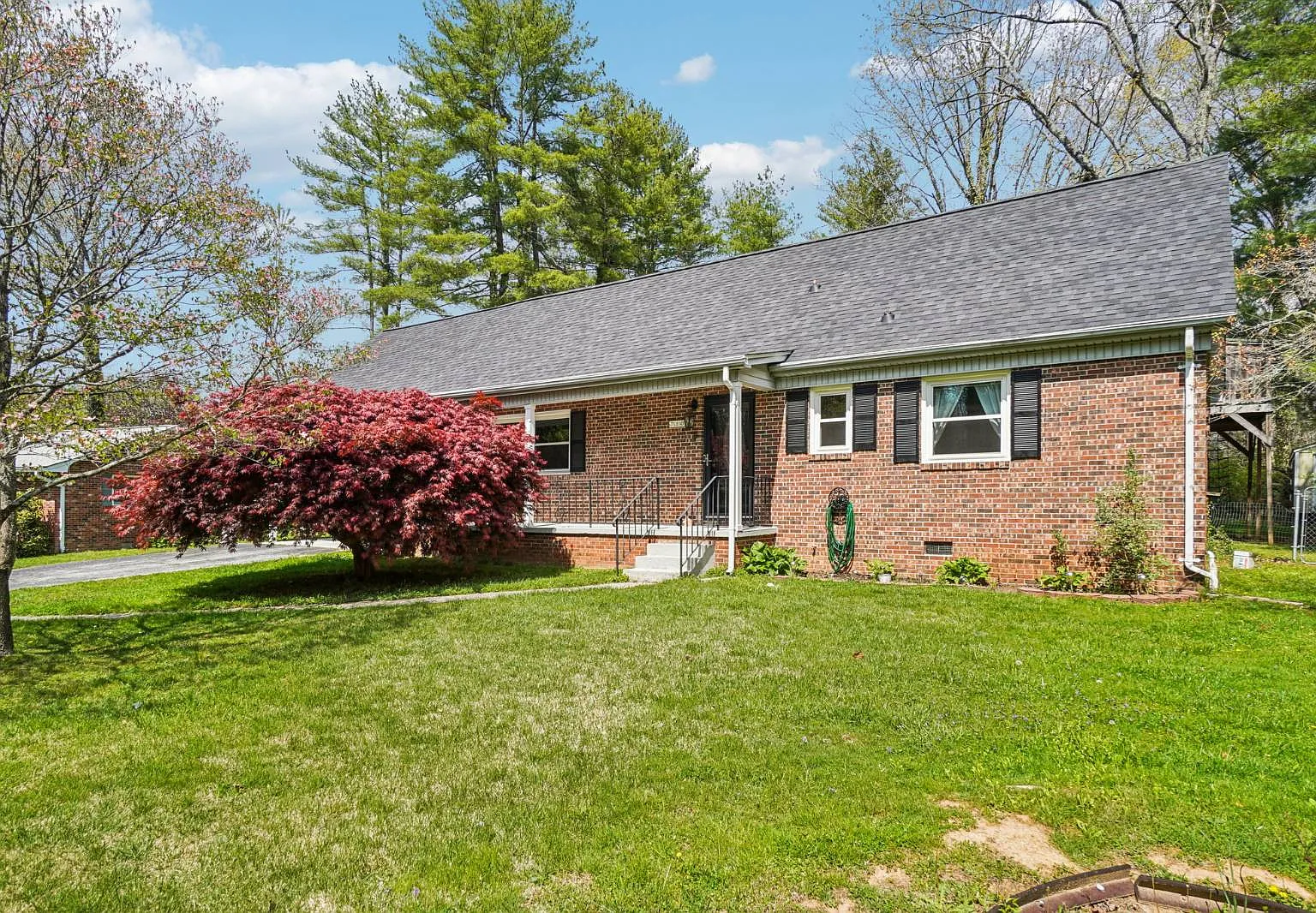 4 bed, 2.0 bath, 2800 sqft, $2,800 — Photo 2