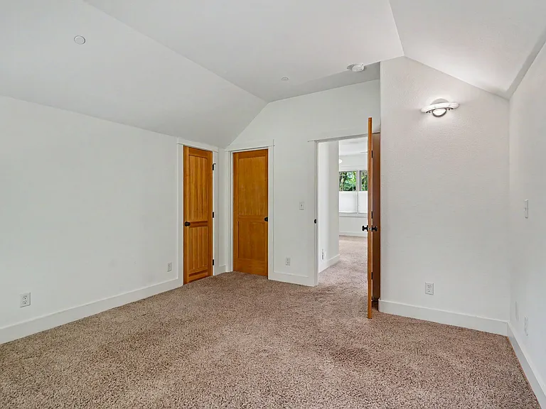 2060 John St S — Photo 30