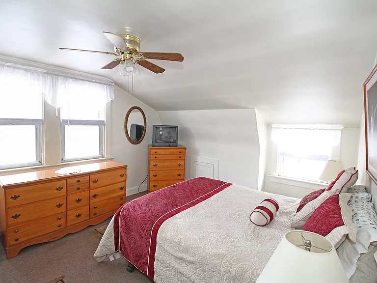 563 Aquidneck Ave — Photo 12