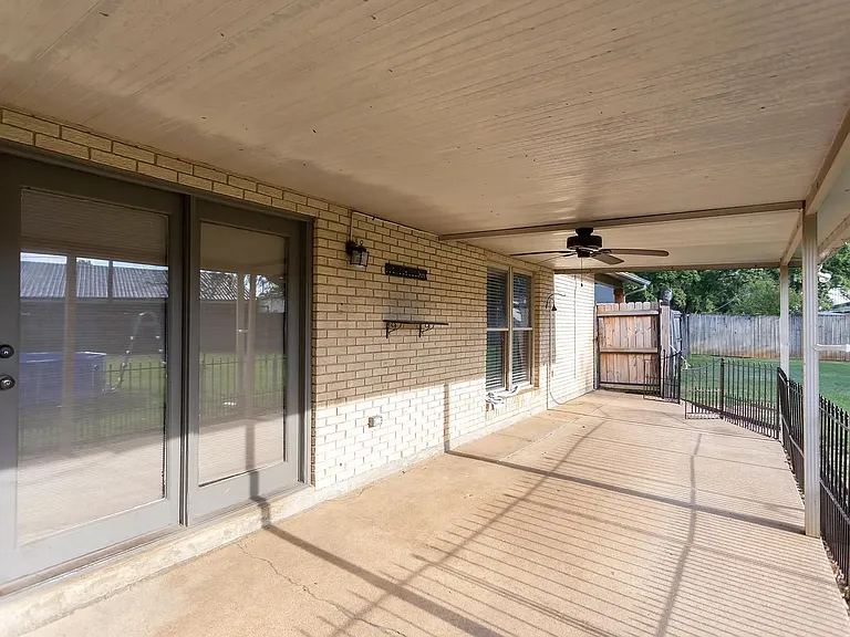 130 Country Club Dr — Photo 4