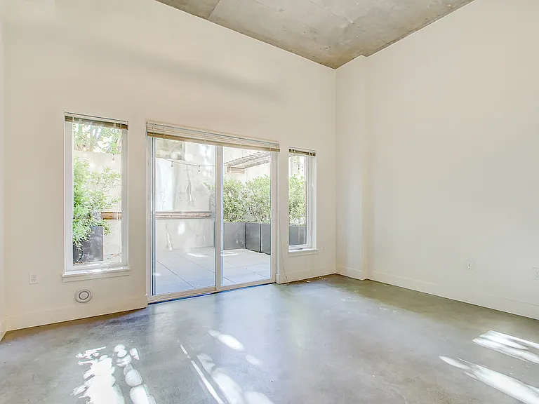 Dunn Motors Apartments — Photo 43