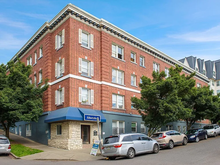Abbottsford Apartments — Photo 85
