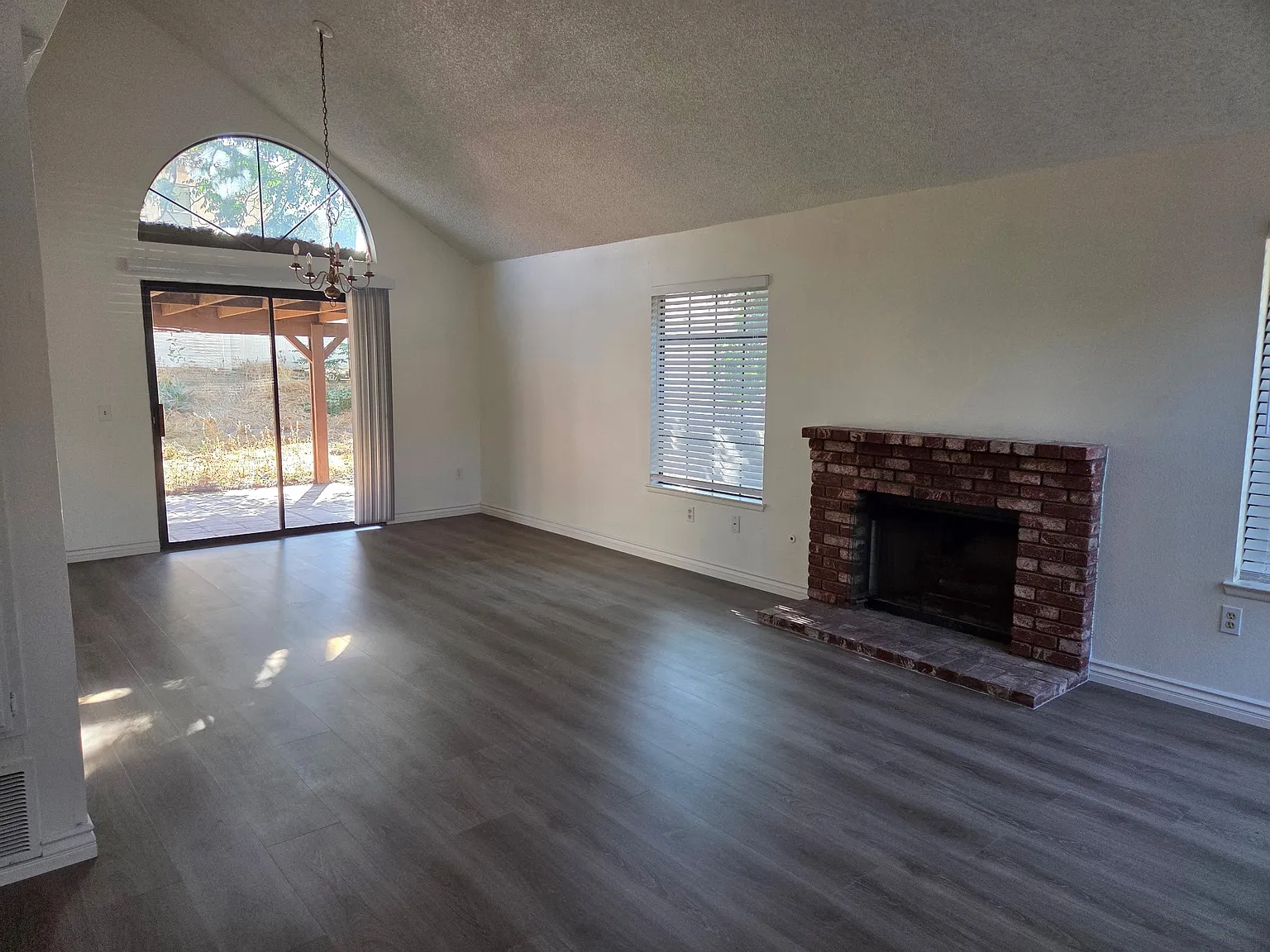 3 bed, 2.5 bath, 1690 sqft, $2,550 — Photo 2