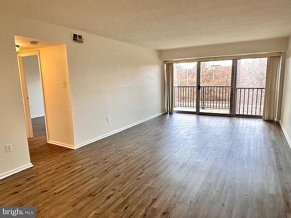 3rd image of 1300 Army Navy Dr APT 427