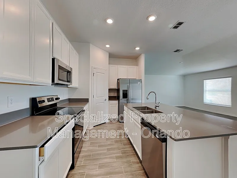 3 bed, 2.0 bath, 1555 sqft, $1,799 — Photo 2