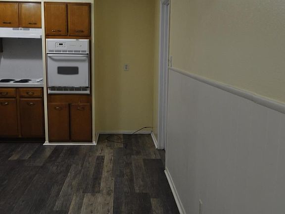 3rd image of 802 Lochmoor Ln