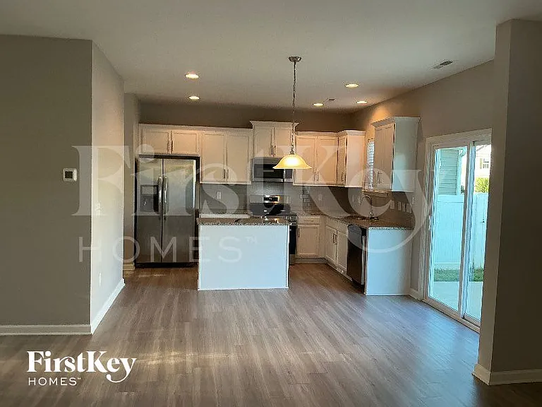 100 N Great White Way — Photo 4