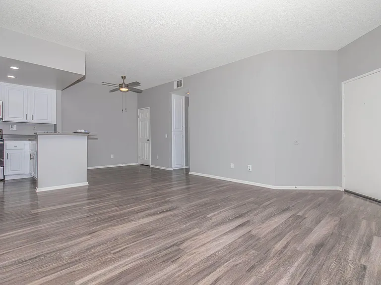 Club Pacifica Apartment Homes — Photo 33