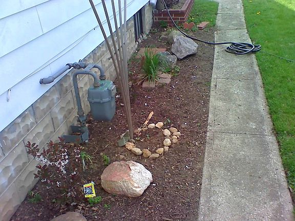 nice sidewalk on the side of the house