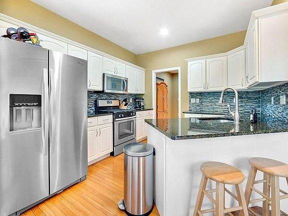 4th image of 684 Highpointe Dr