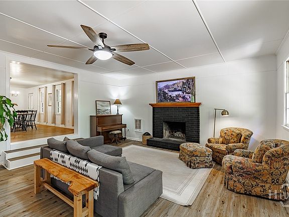 3rd image of 1070 Sunnyside Drive