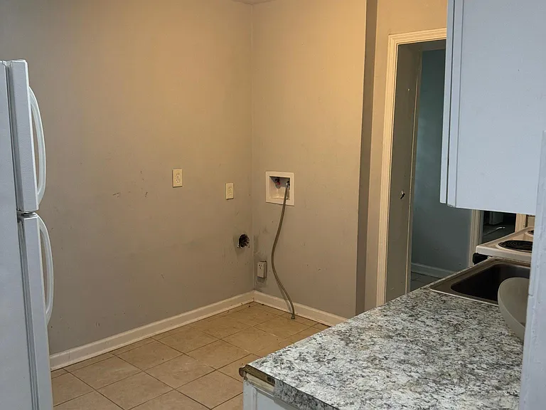 668 Charlotte Pl NW #B — Photo 5