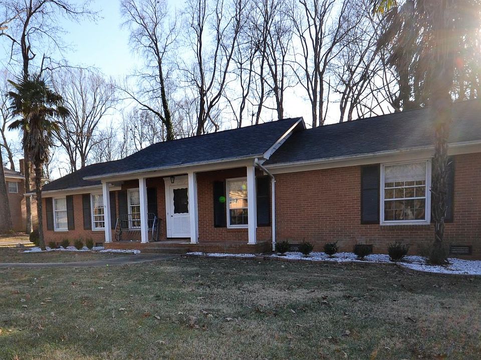 Lovely brick ranch w welcoming covered front porch