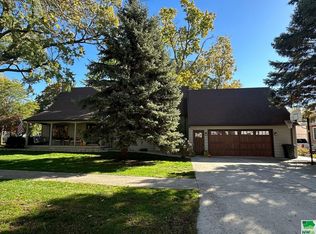 605 8th Ave, Sheldon, IA 51201