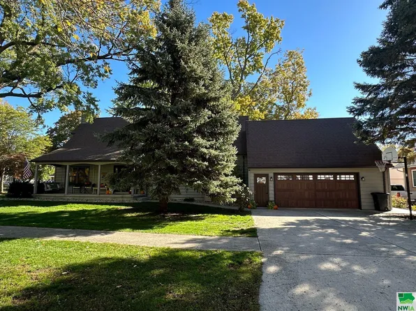 605 8th Ave, Sheldon, IA 51201