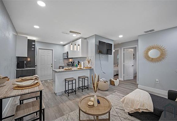 5th image of 4313 W Woodlawn Ave #B