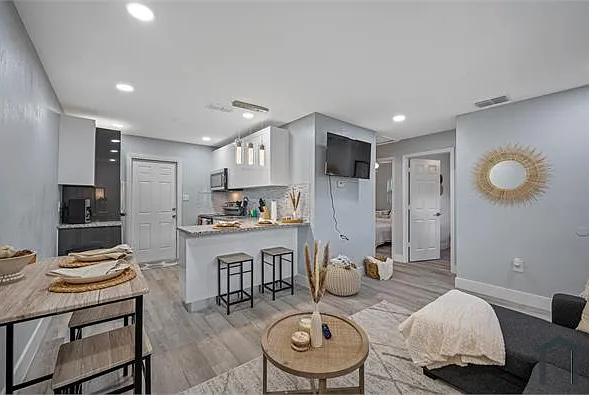 4313 W Woodlawn Ave #B — Photo 5
