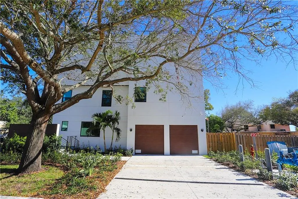 3 bed, 3.5 bath, 3308 sqft, $8,300 — Photo 3