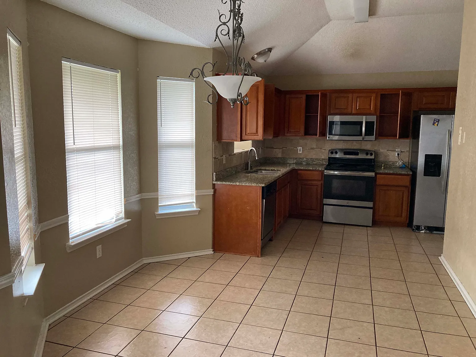 4 bed, 2.0 bath, 1795 sqft, $1,597 — Photo 3