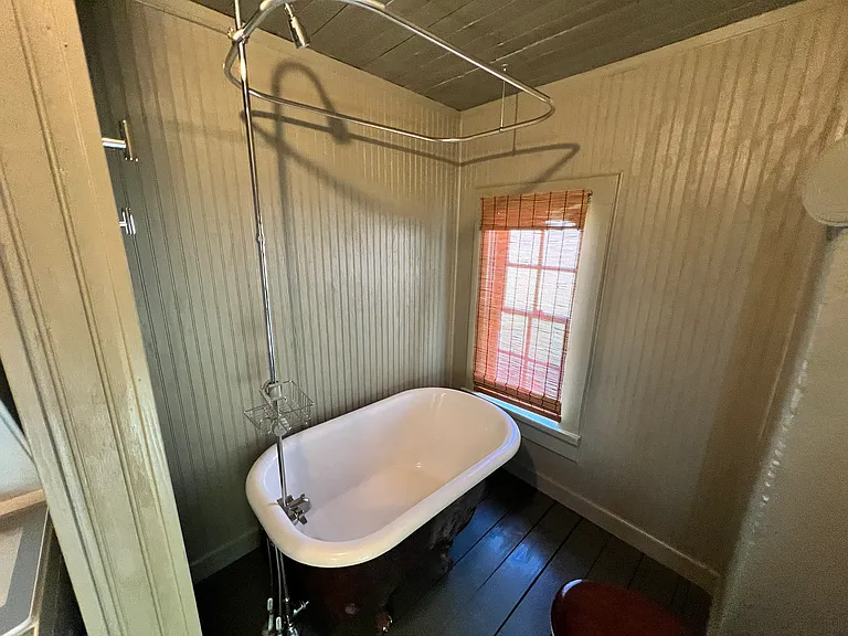614 W Holt St — Photo 13