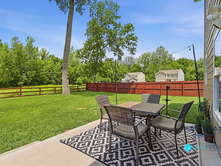 1018 Louise Dr — Photo 40