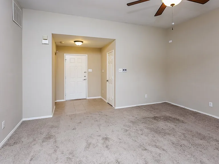1037 Harriman Dr — Photo 3
