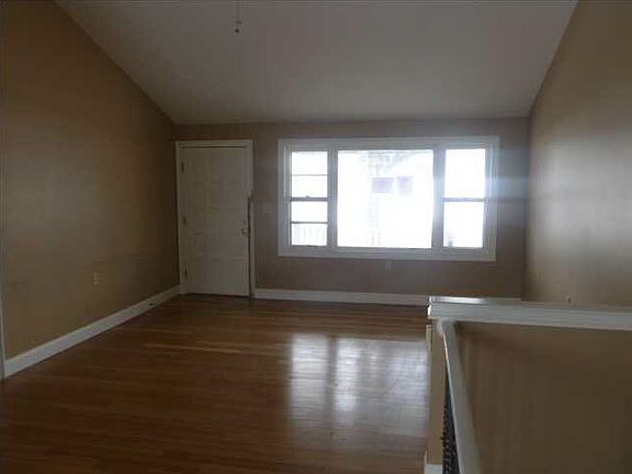 5th image of 124 W Silknitter St