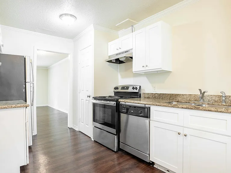 Camelot Apartments — Photo 39