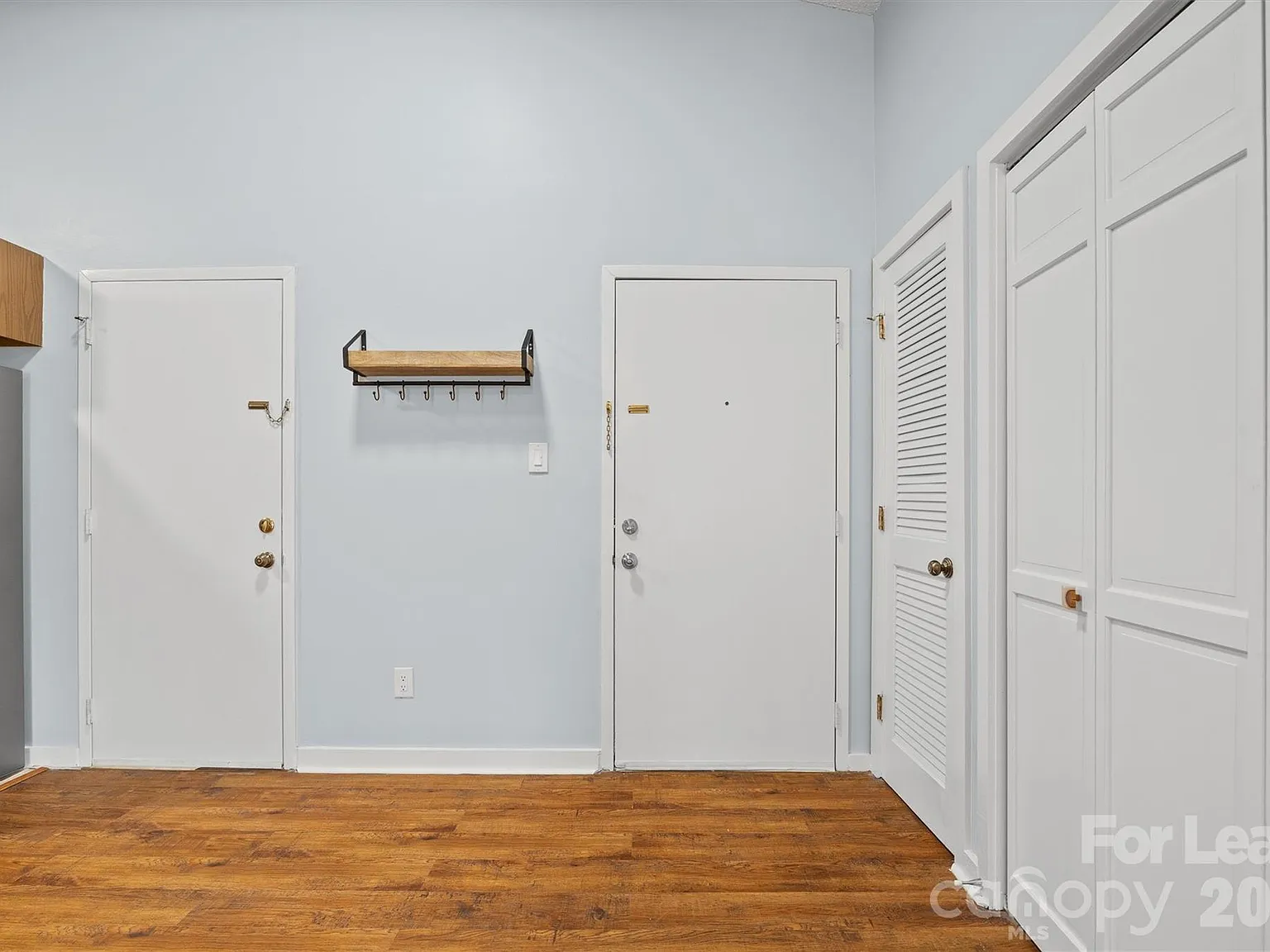 2 bed, 2.0 bath, 918 sqft, $1,300 — Photo 3