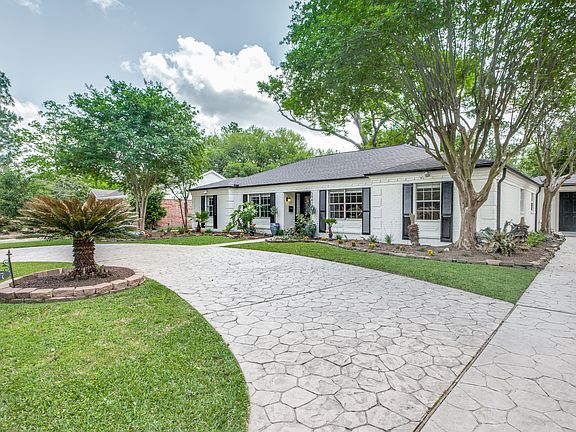 Garage/workshop on right.