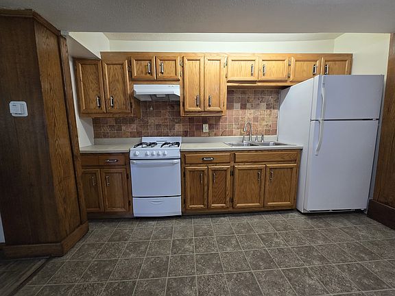 4th image of 181 1/2 E Lorain St #2