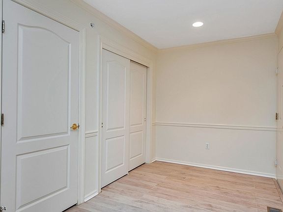 4th image of 105 Roseland Ave Unit 403