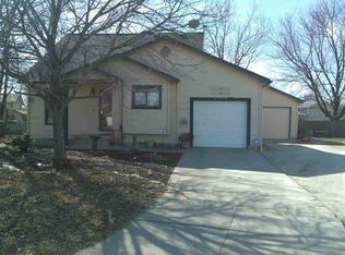 2048 S Fieldcrest Ct, Wichita, KS 67209