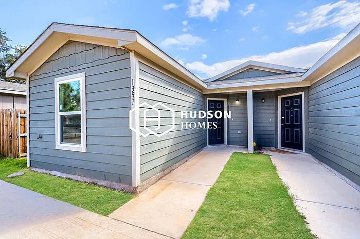 3 bed, 2.0 bath, 872 sqft, $1,635 — Photo 3