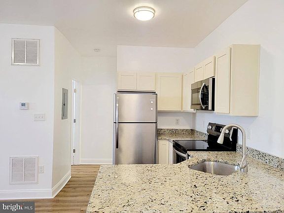 3rd image of 452 N Loudoun St #102