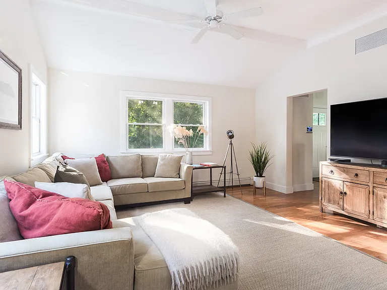 27 Kings Point Rd — Photo 9