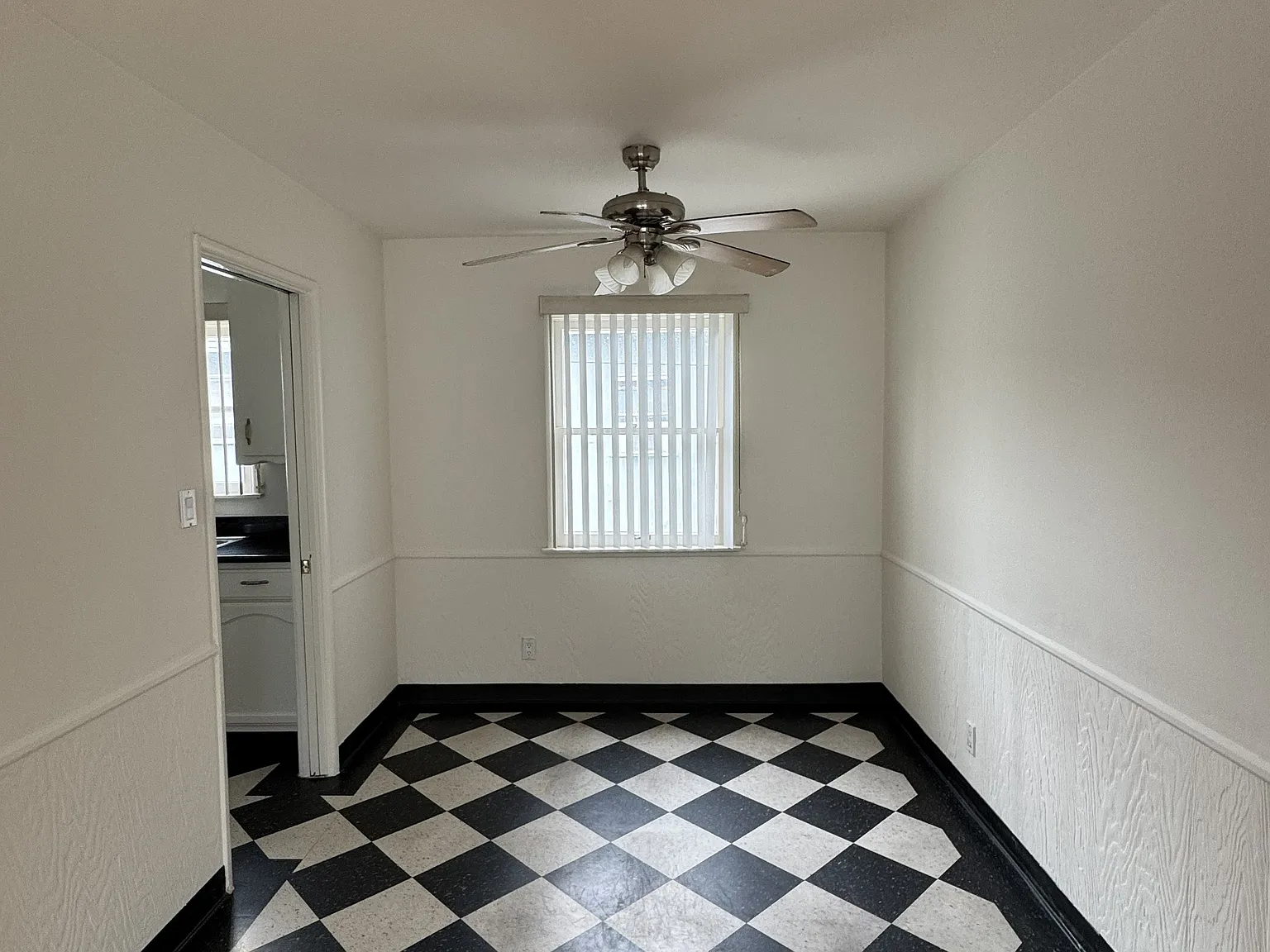 4941 Whitsett Ave — Photo 3