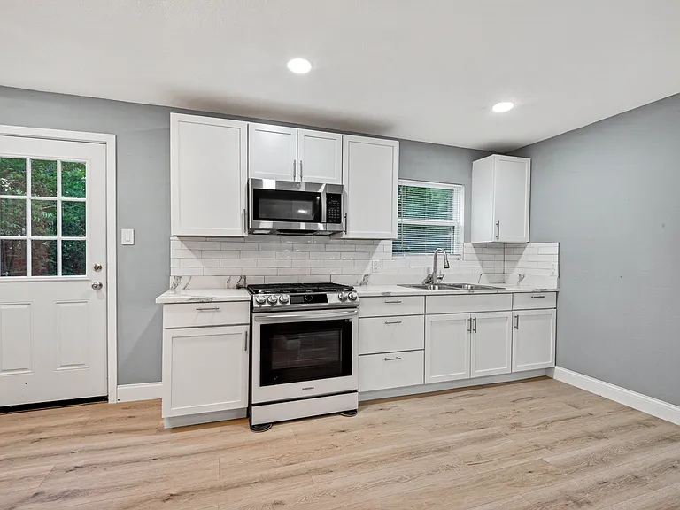 502 Azalea Dr — Photo 2