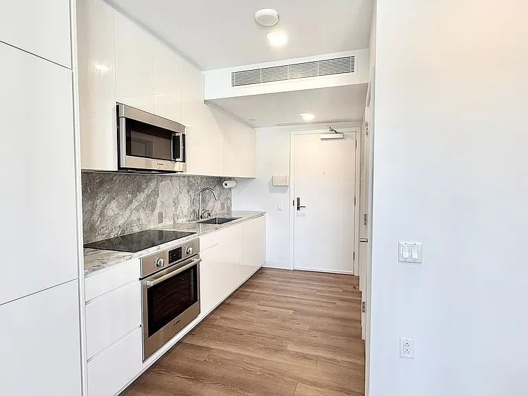 987 Queen St #1216 — Photo 3