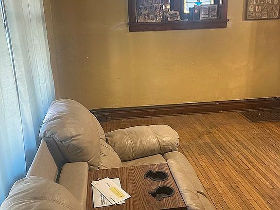 2nd image of 4040 Cora Ave
