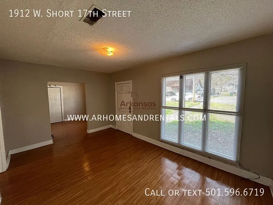 1912 W. Short 17th Street | 2 Bedrooms | 1 Full Bathroom 1/2 Off First Month's Rent — Photo 2