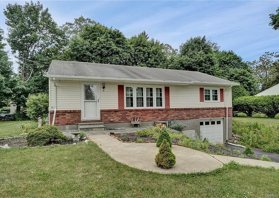 1st image of 5 Saint Anne Dr