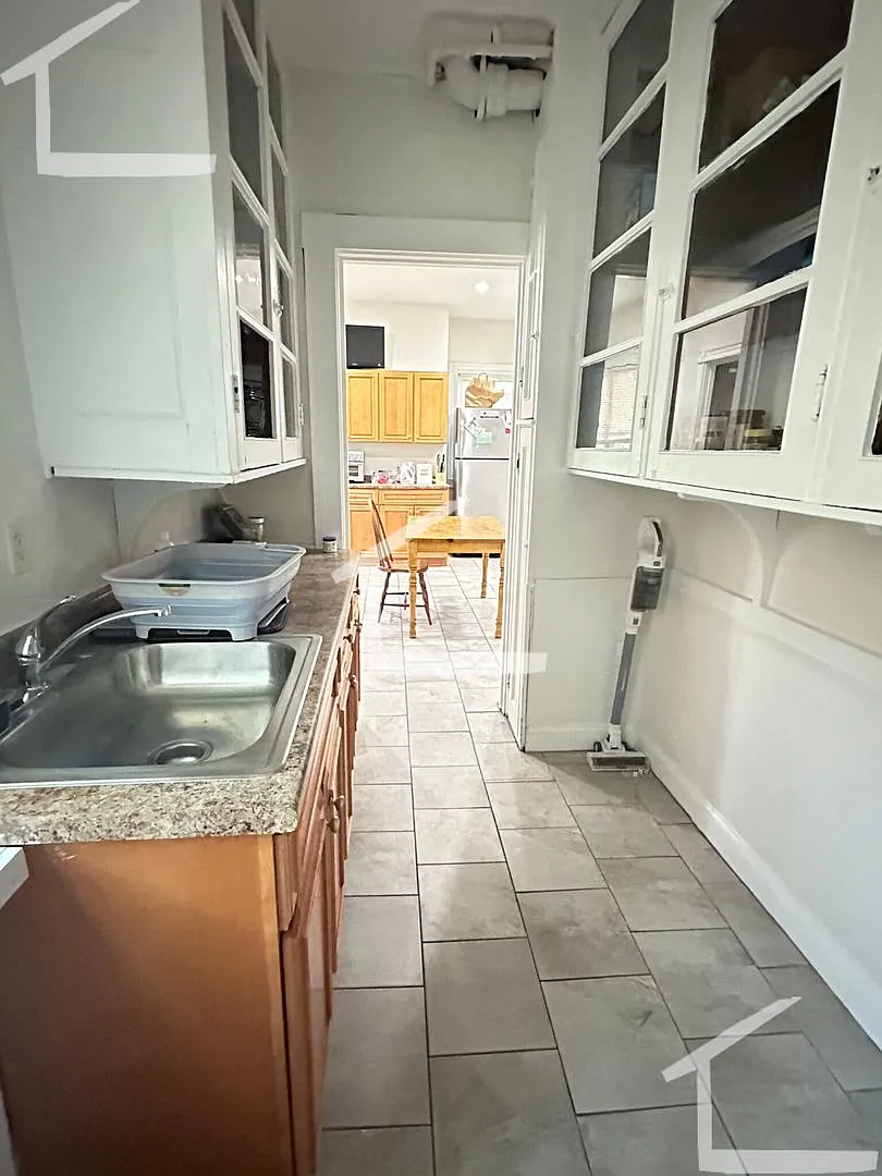 No Brokers Fee, Central heat/AC, Laundry Porch Backyard. Cleveland Circle Area of Brighton, Centr... — Photo 3
