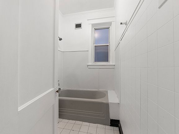 3rd image of 1353 W Catalpa Ave #1