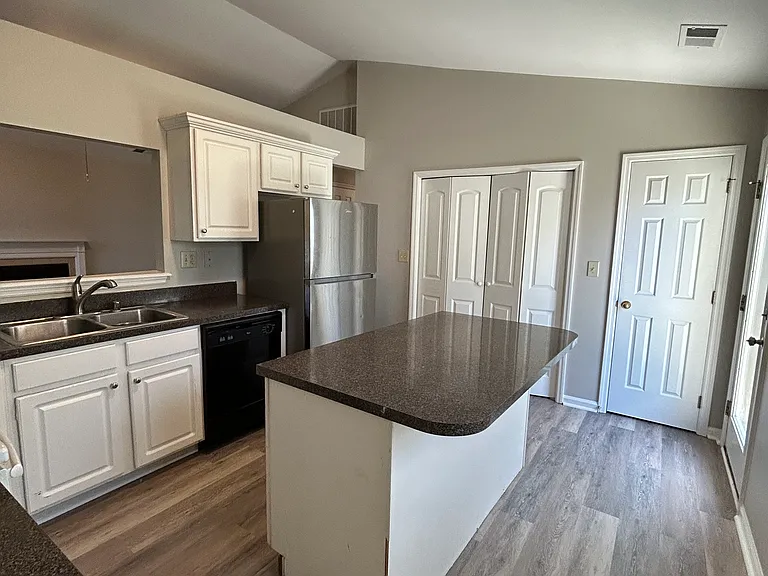 2097 Belmont Dr — Photo 6