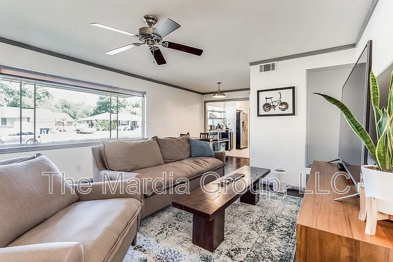 3 bed, 2.0 bath, 1218 sqft, $2,400 — Photo 3
