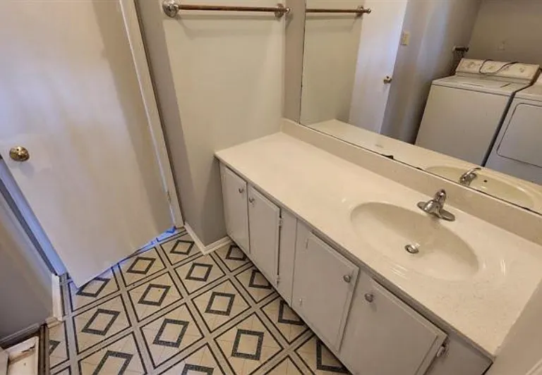 2561 Robinson Pl — Photo 9