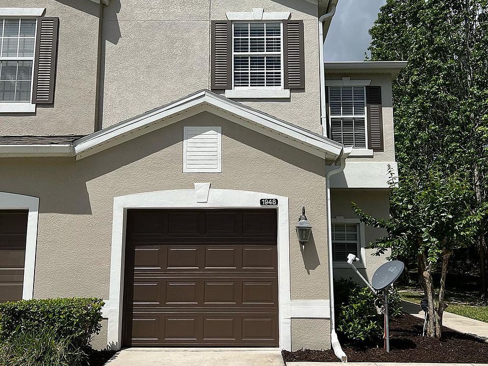 Single car attached garage, end unit next to conservation space in a quiet cul-de-sac.