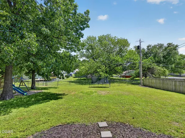 903 N Oregon Dr, Carterville, MO 64835